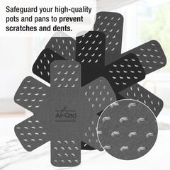 All-Clad gros plan sur la texture du protège-casserole en polyester rembourré, amortit les chocs