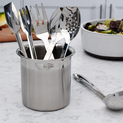 All‑Clad gros plan poignées polies offrant prise ergonomique et design durable