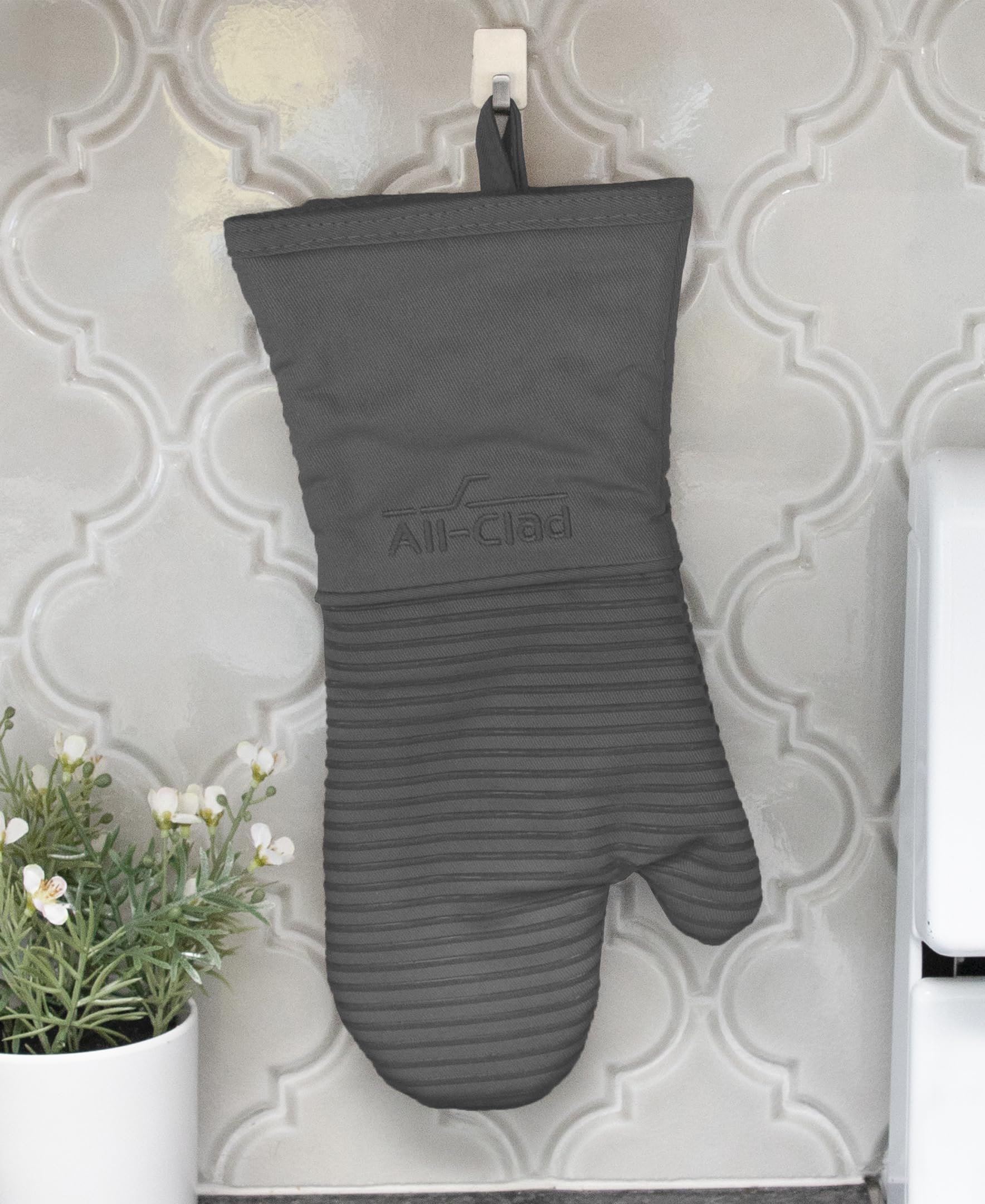 All‑Clad gant comparé à une main pour visualiser taille 14"