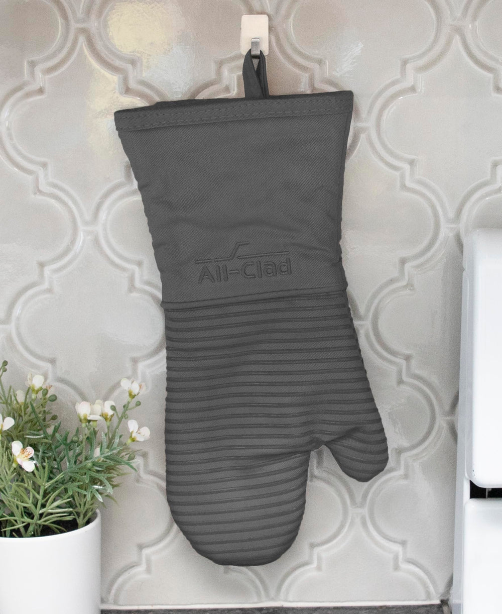 All‑Clad gant comparé à une main pour visualiser taille 14"
