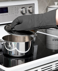 All‑Clad gant montrant prise ferme d'une casserole chaude
