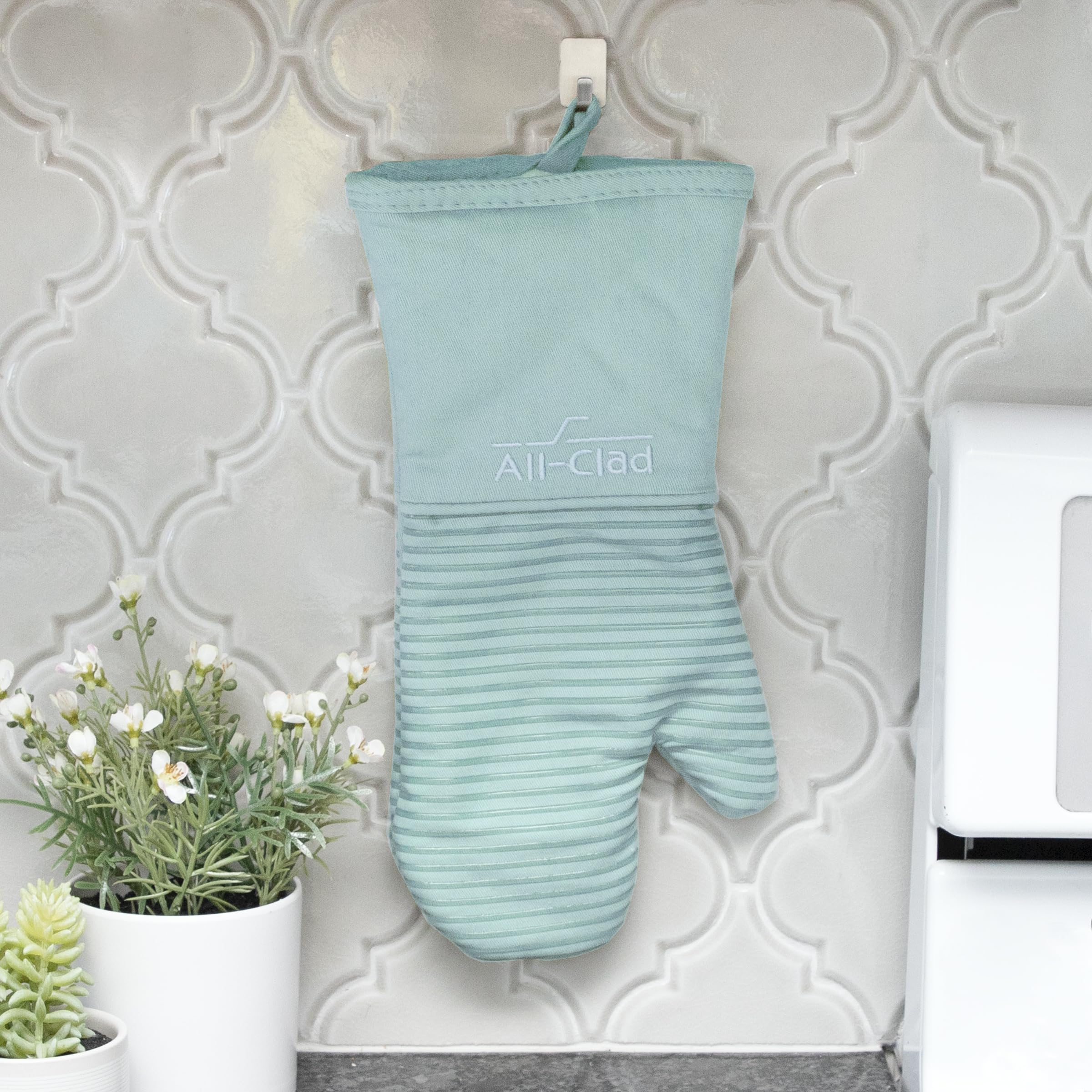 All-Clad gants posés dans cuisine ajoutant style et utilité