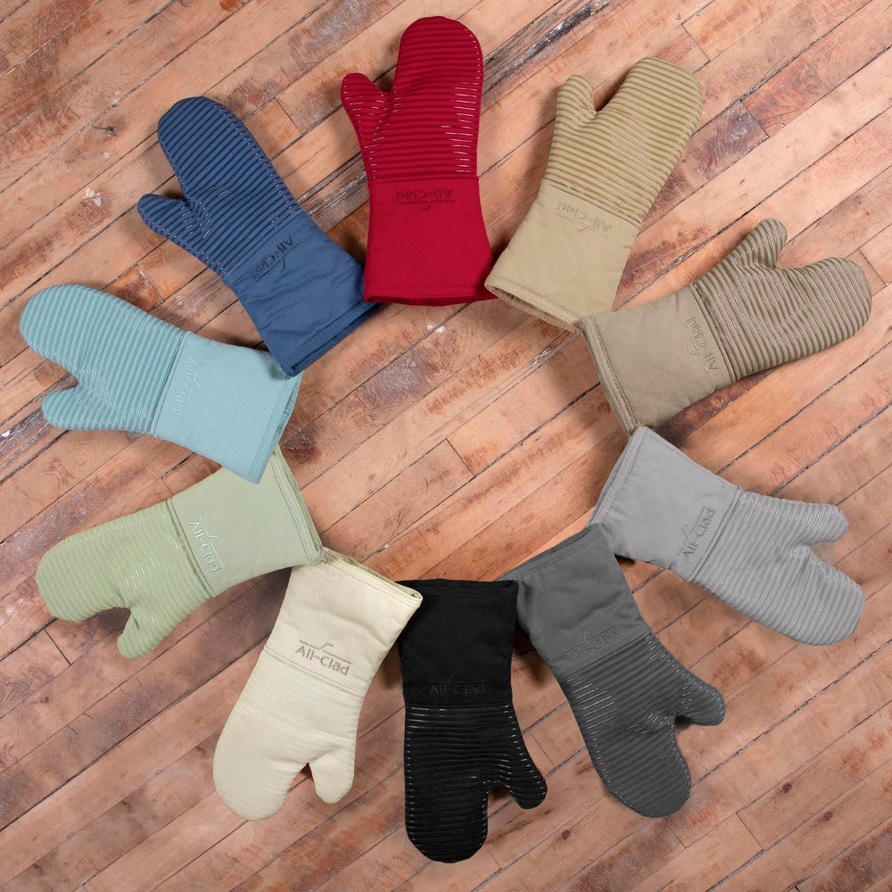 All‑Clad gants pewter posés dans une cuisine élégante pratique