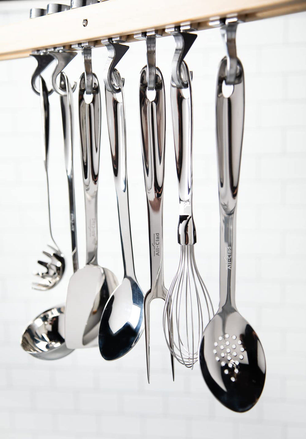 All-Clad détail du bord anglé et mince facilitant le glissement sous aliments fragiles