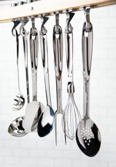 All-Clad détail du bord anglé et mince facilitant le glissement sous aliments fragiles