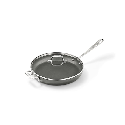 All‑Clad poêle HA1 vue de face montrant la surface antiadhésive et la stabilité