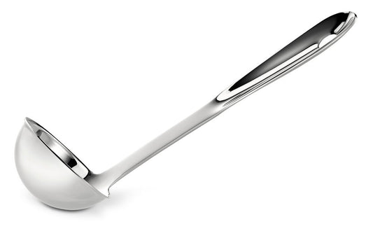 All-Clad louche face avant montrant la finition miroir et le manche ergonomique pour un service précis