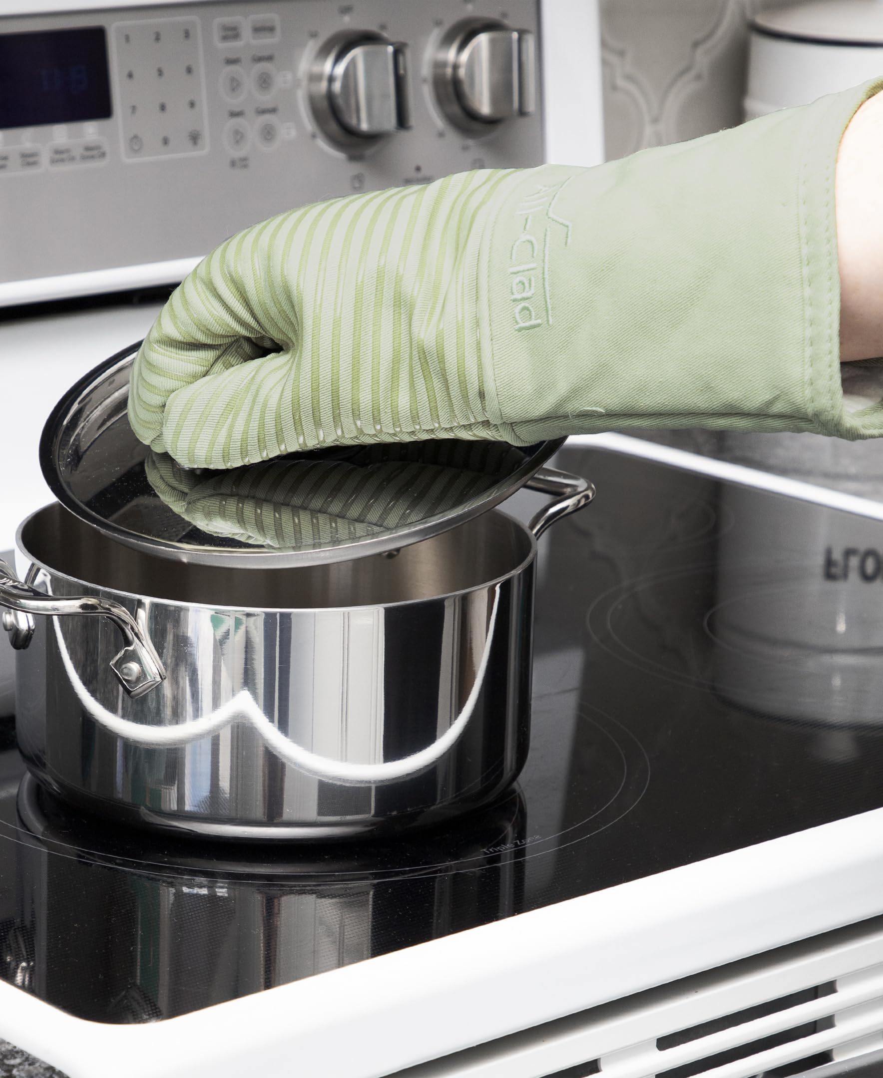 All‑Clad mitaines utilisées pour sortir plat chaud du four en sécurité
