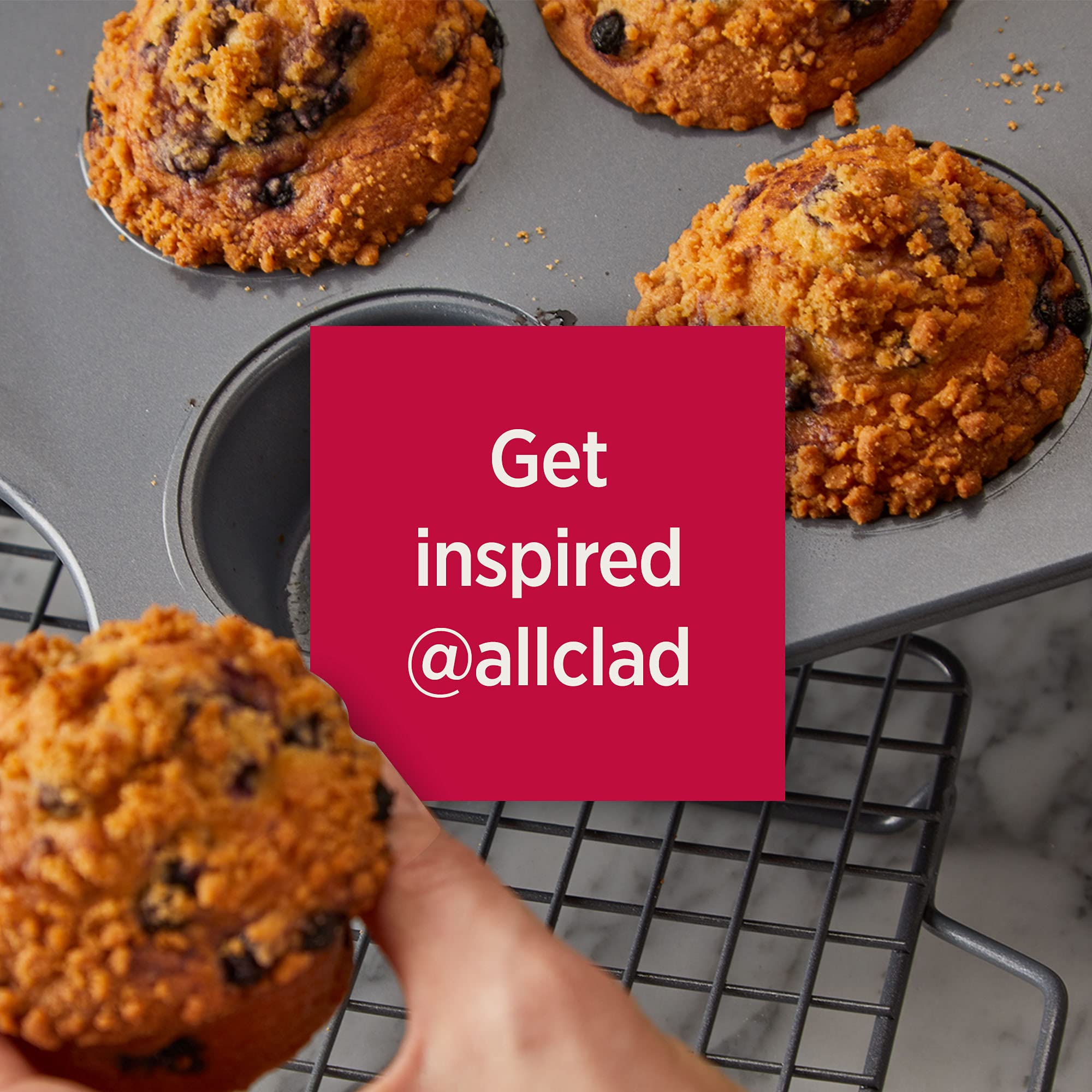 All-Clad moule rempli de muffins sortant du four, démoulage intact