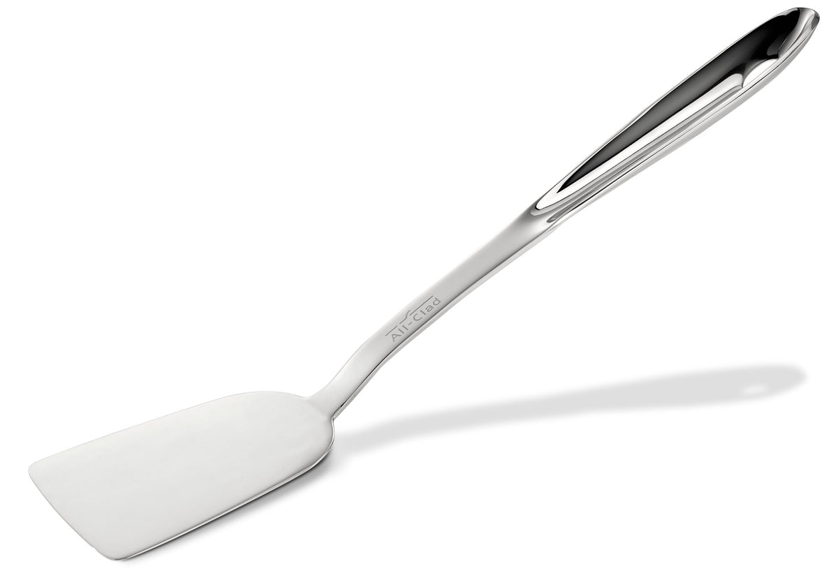 All-Clad spatule face montrant la largueur et précision pour retourner aliments