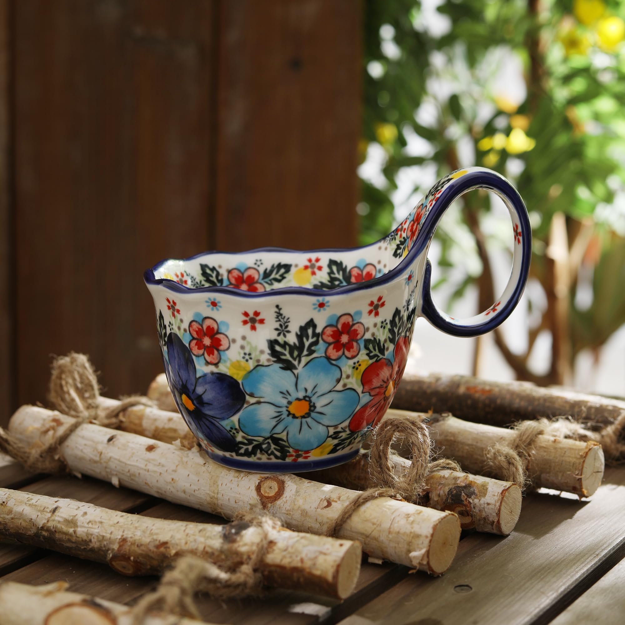 ALMA bol-mug présenté sur une table dressée, style convivial