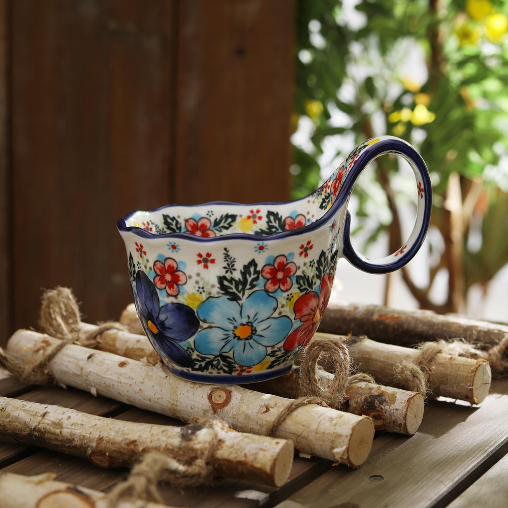 ALMA bol-mug présenté sur une table dressée, style convivial