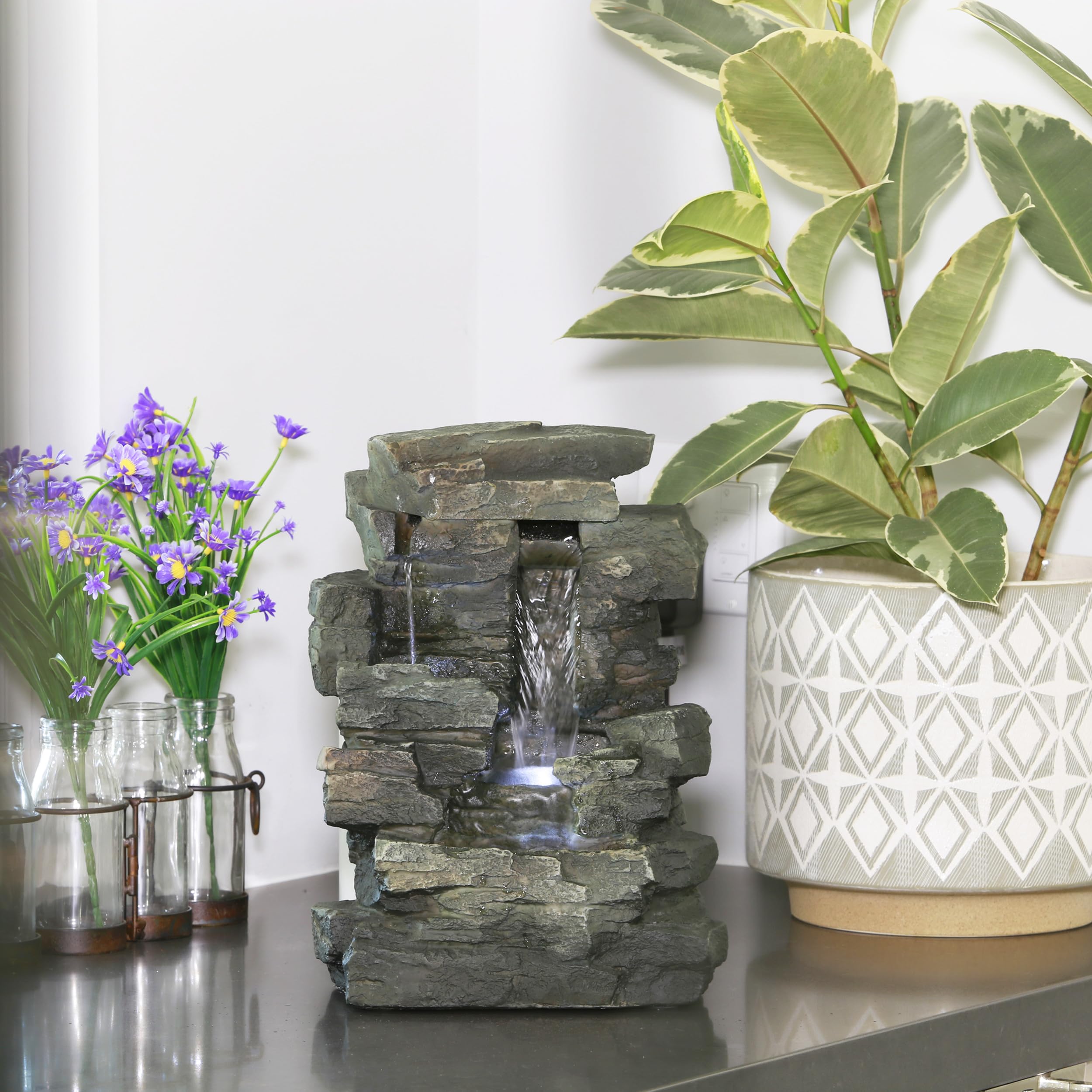 Alpine Corporation vue trois-quarts montrant la cascade et apport décoratif