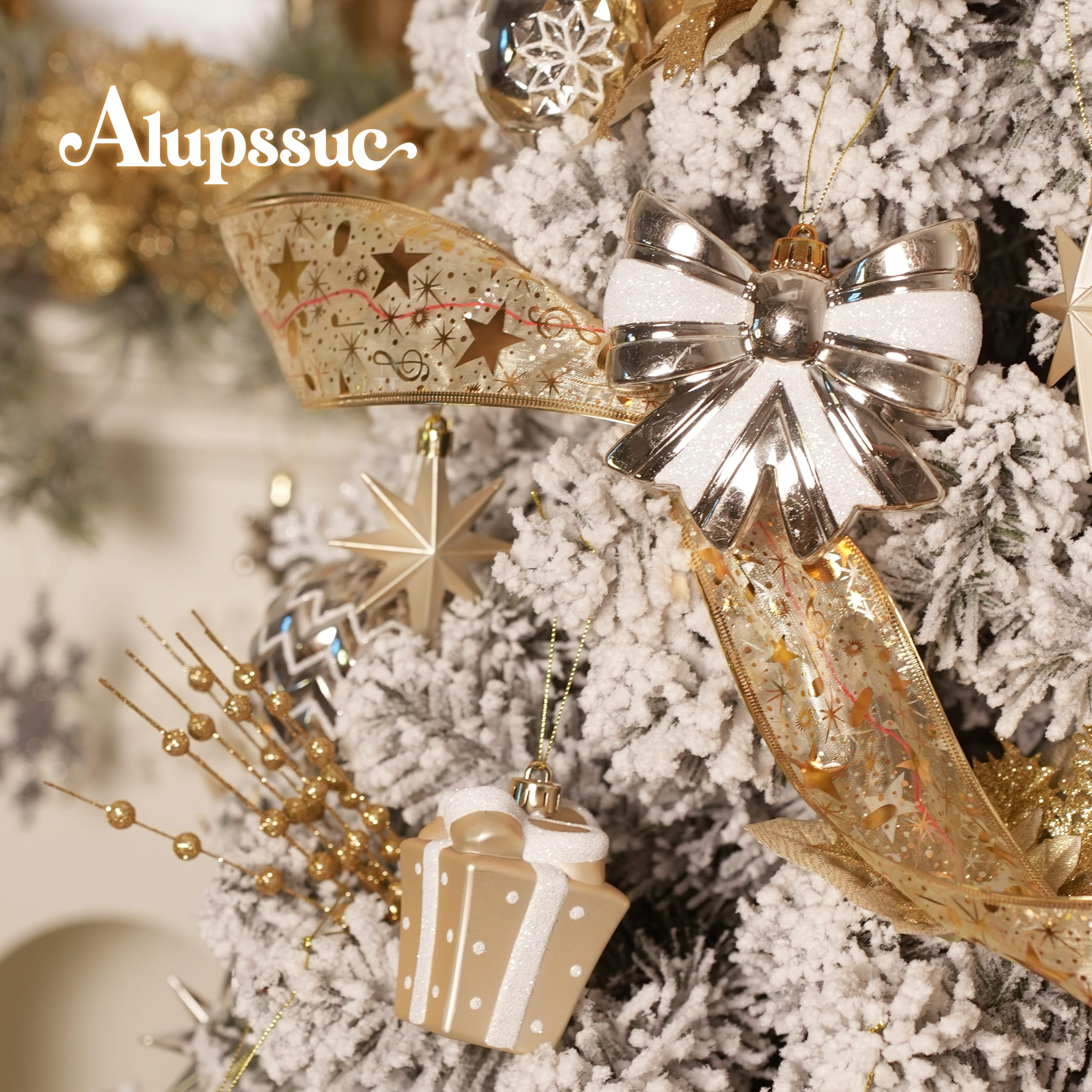 Alupssuc ensemble sur sapin illustrant rendu décoratif festif
