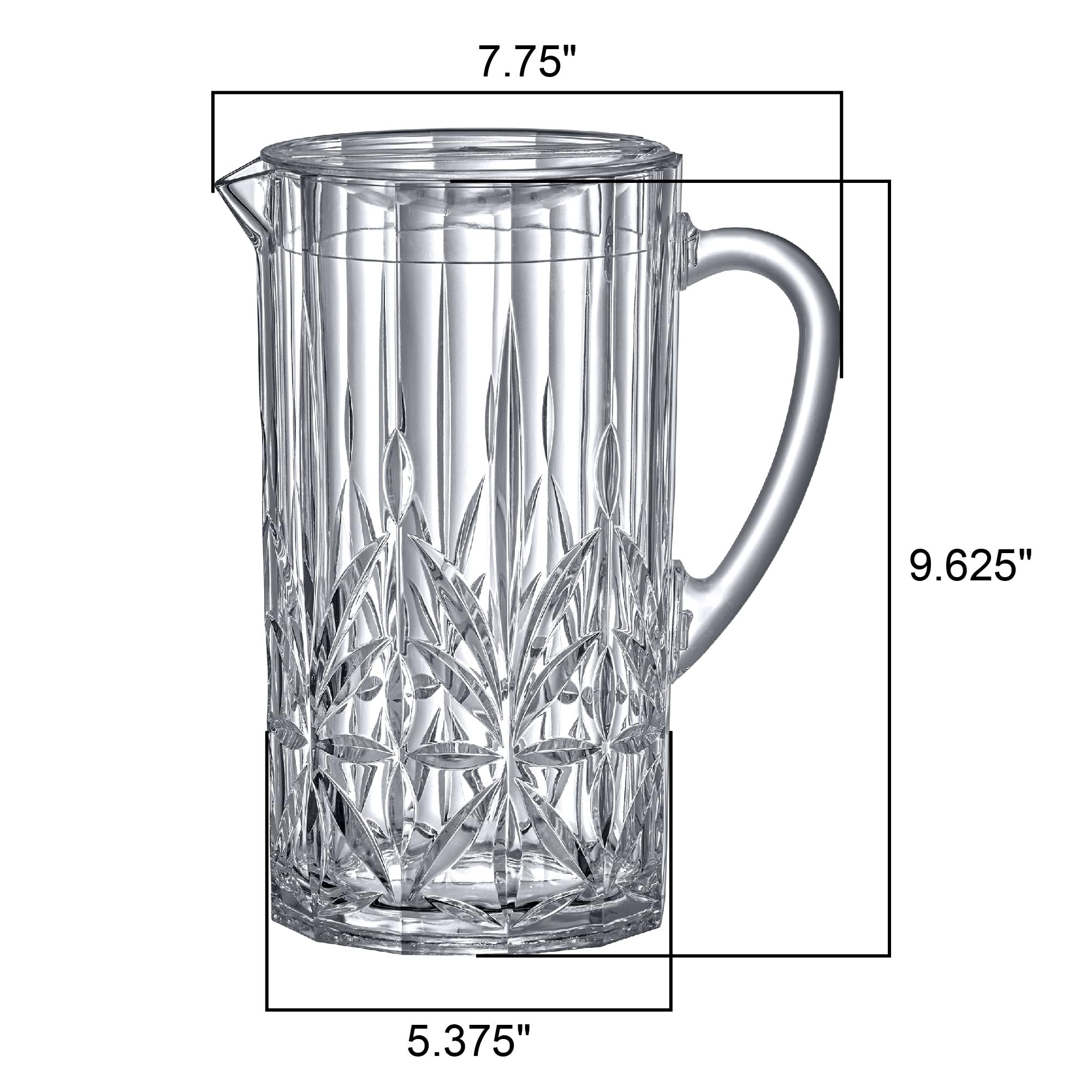 Amazing Abby carafe Stately posée à côté d’un verre pour comparer taille