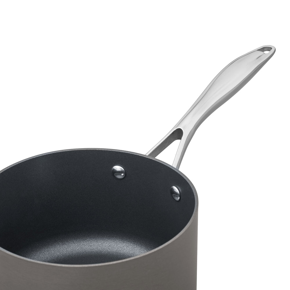 Amazon Basics casserole avec couvercle en verre en usage pour surveiller la cuisson