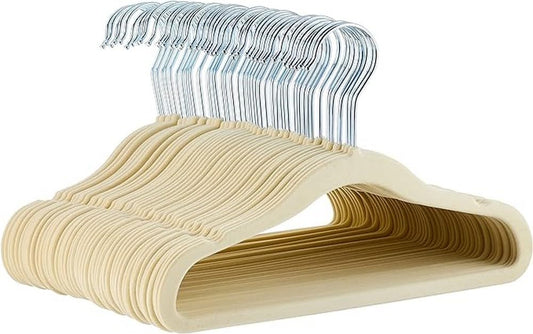 Amazon Basics vue avant du lot de cintres beige, gain de place