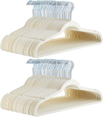 Amazon Basics face avant du paquet de 100 cintres ivoire organisant le dressing