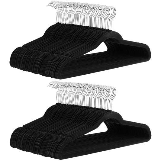 Amazon Basics vue frontale du lot de 100 cintres montrant gain de place