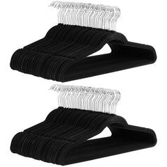 Amazon Basics vue frontale du lot de 100 cintres montrant gain de place