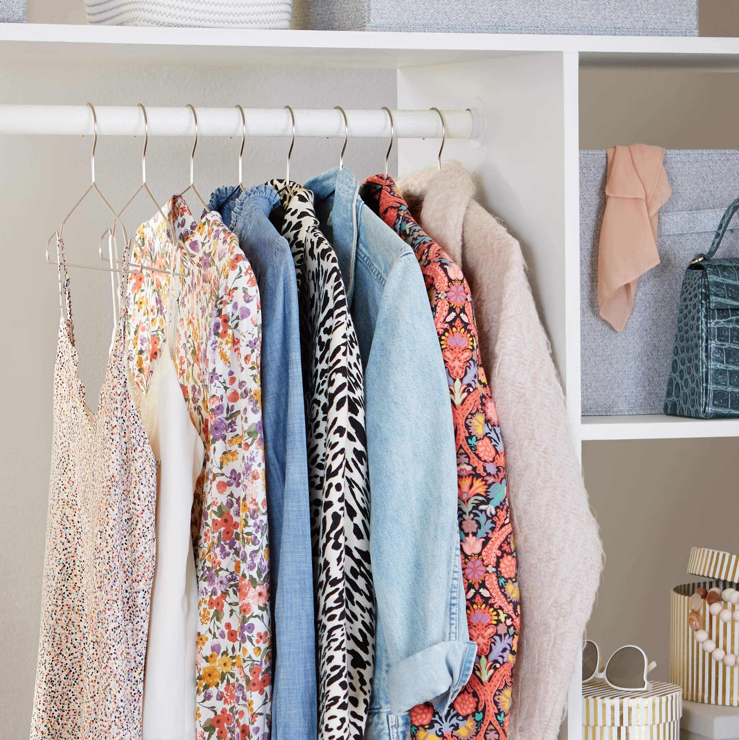 Amazon Basics dressing organisé avec cintres inox esthétique durable