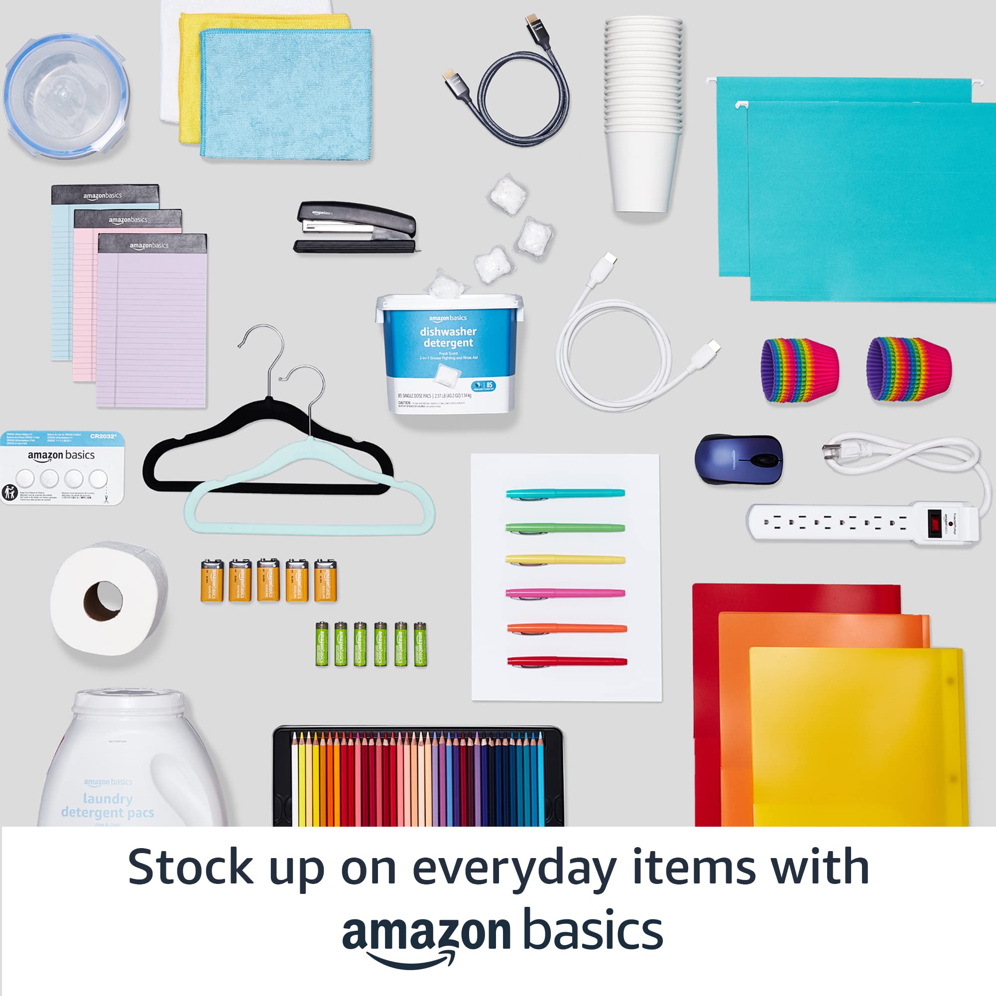 Amazon Basics cintres dans une chambre stylisée pour rangement uniforme