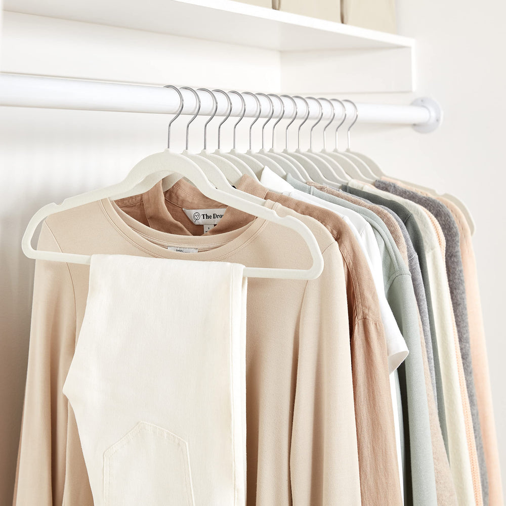 Amazon Basics cintre tenant une veste et un pantalon pour démontrer la solidité