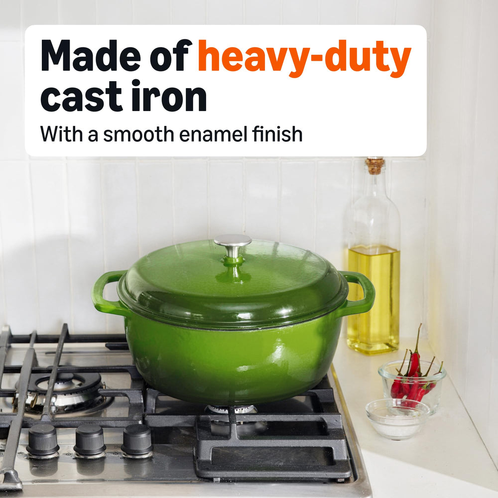 Amazon Basics cocotte à côté d'une assiette pour comparaison de taille et portions