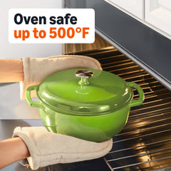 Amazon Basics cocotte en usage avec ragoût illustrant cuisson uniforme et service familial