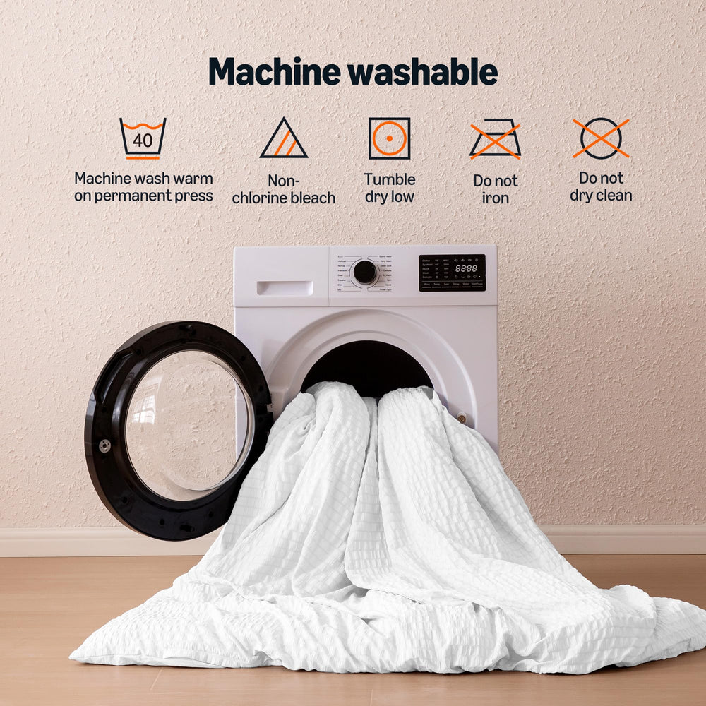 Amazon Basics comparaison d'échelle sur lit queen montrant dimensions réelles