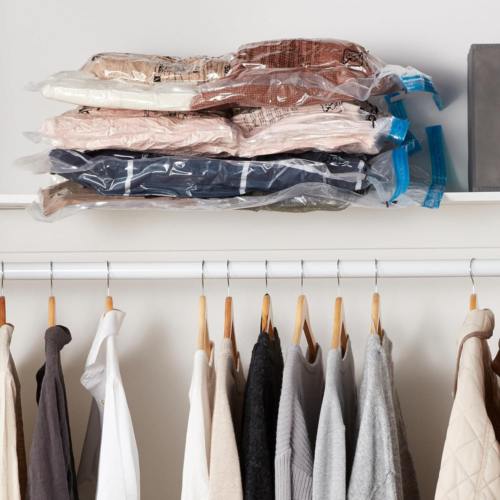 Amazon Basics sac compressant une couette avant et après pour gain d'espace visible