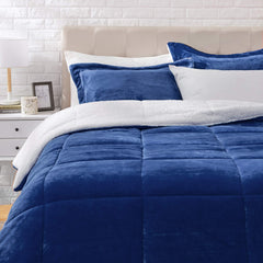 Amazon Basics couette devant sur lit King apportant confort et style