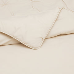 Amazon Basics couette sur lit king démontrant la taille 108 x 94 pouces et bonne retombée