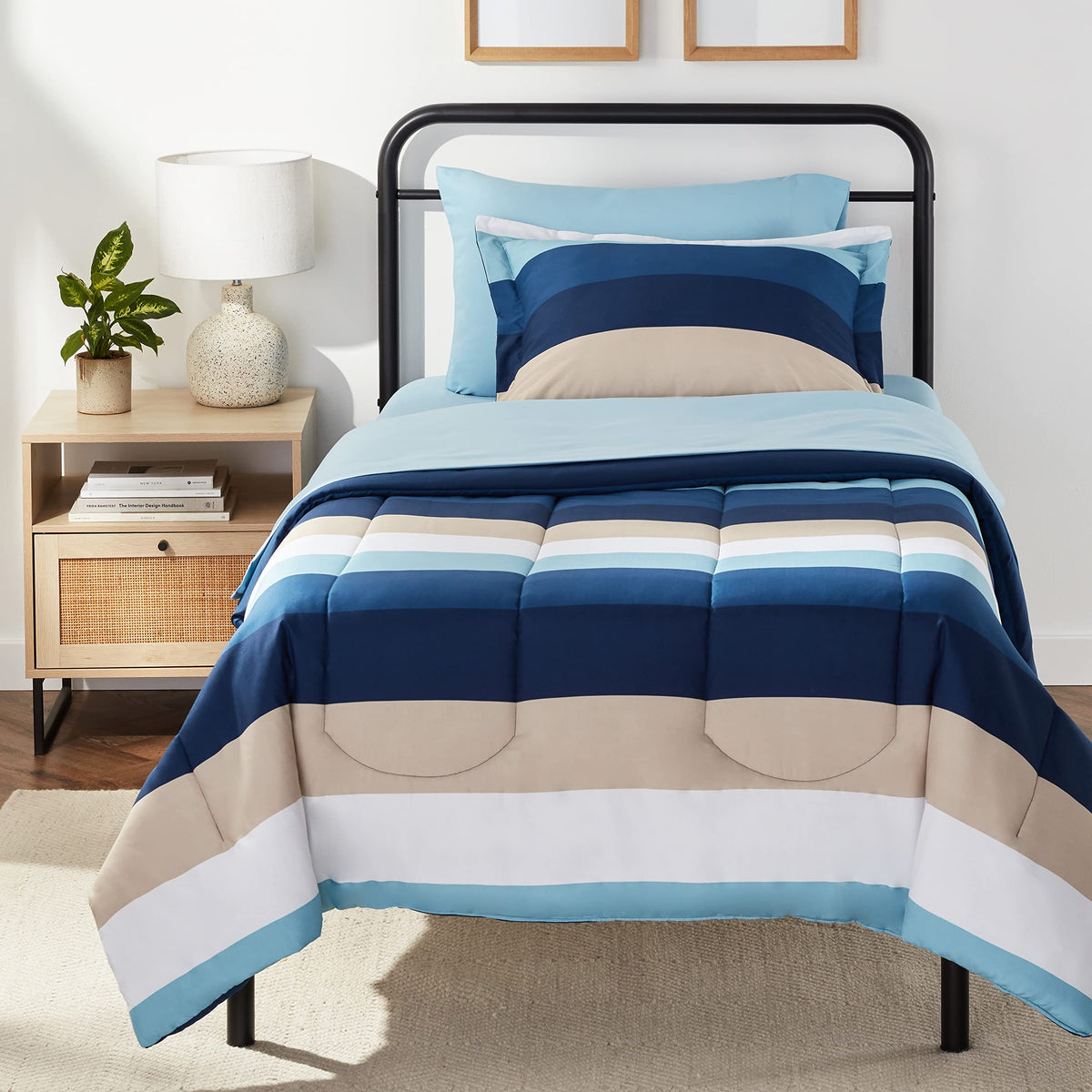 Amazon Basics couette face avant rayures bleues montrant design polyvalent et confort