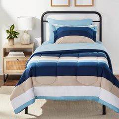 Amazon Basics couette face avant rayures bleues montrant design polyvalent et confort