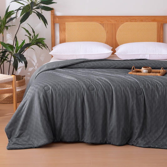 Amazon Basics couette face avant gris foncé montrant élégance et fraîcheur