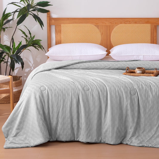 Amazon Basics couette face avant gris montrant style et largeur, confort respirant