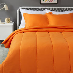 Amazon Basics couette face avant orange vif montrant design et couvre-lit