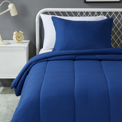 Amazon Basics vue avant de la couette bleu marine offrant confort et design simple