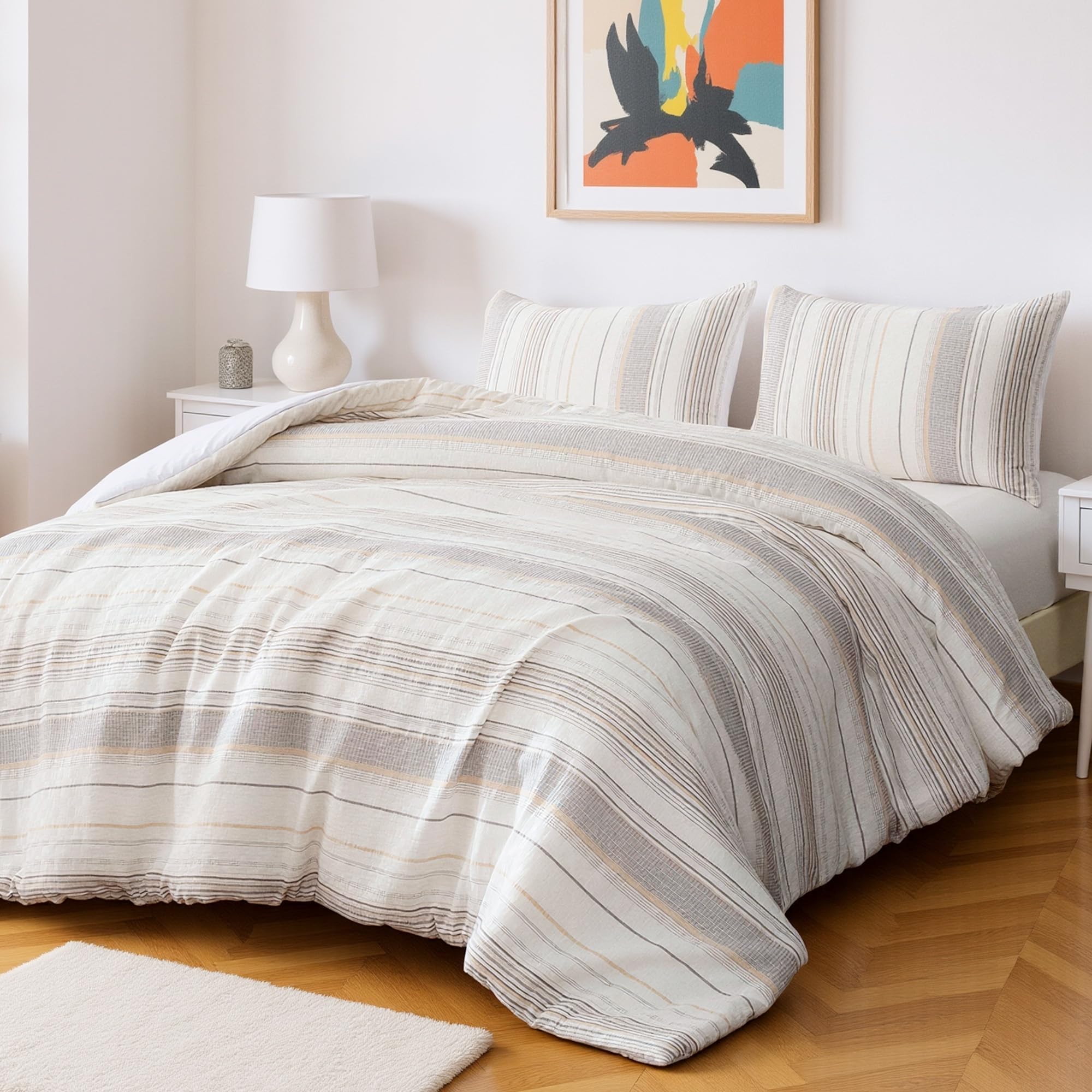 Amazon Basics couette beige affichée sur lit, aspect accueillant et neutre