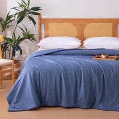 Amazon Basics couette vue frontale sur lit, maintien frais