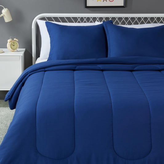 Amazon Basics couette face pliée bleu marine montrant confort et style