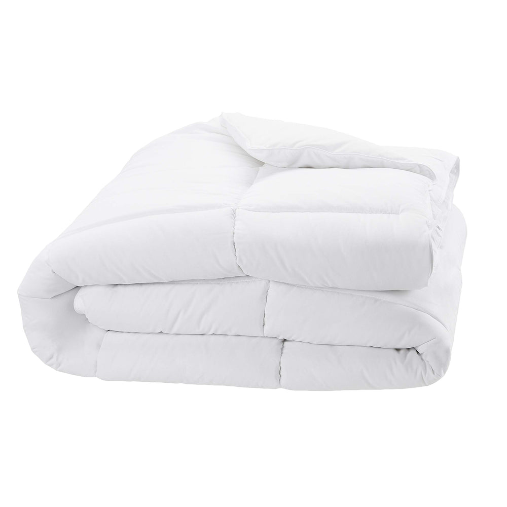 Amazon Basics gros plan garnissage polyester montrant gonflant et douceur