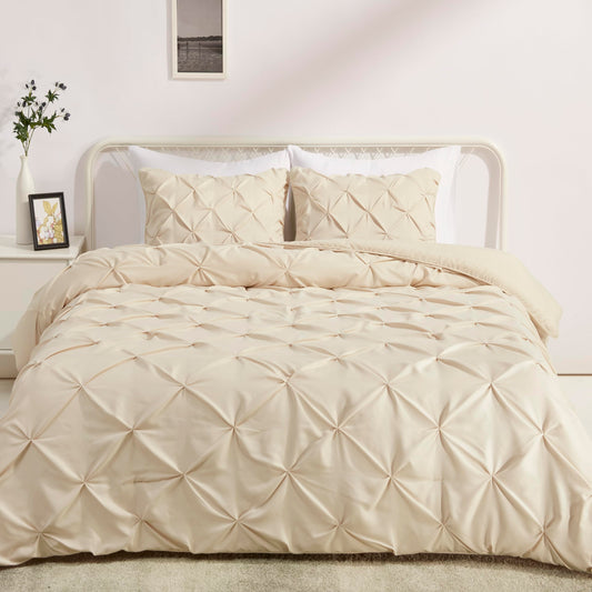 Amazon Basics couette king face avant présentant le design pinch-pleat pour un air soigné