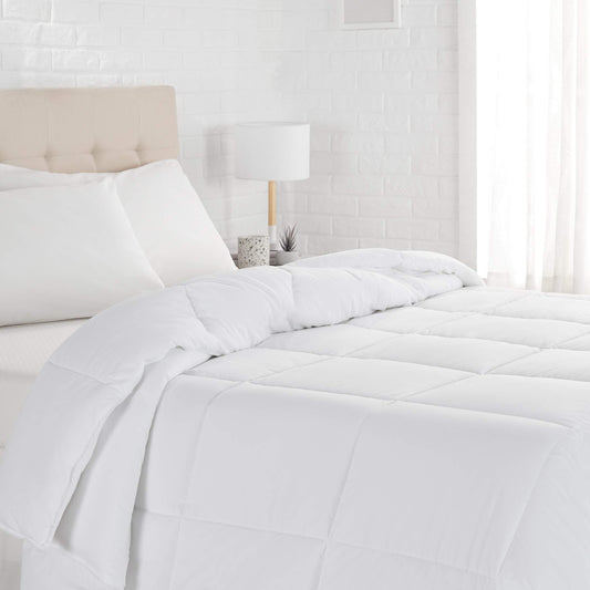 Amazon Basics couette king face blanche montrant l'aspect moelleux pour confort immédiat