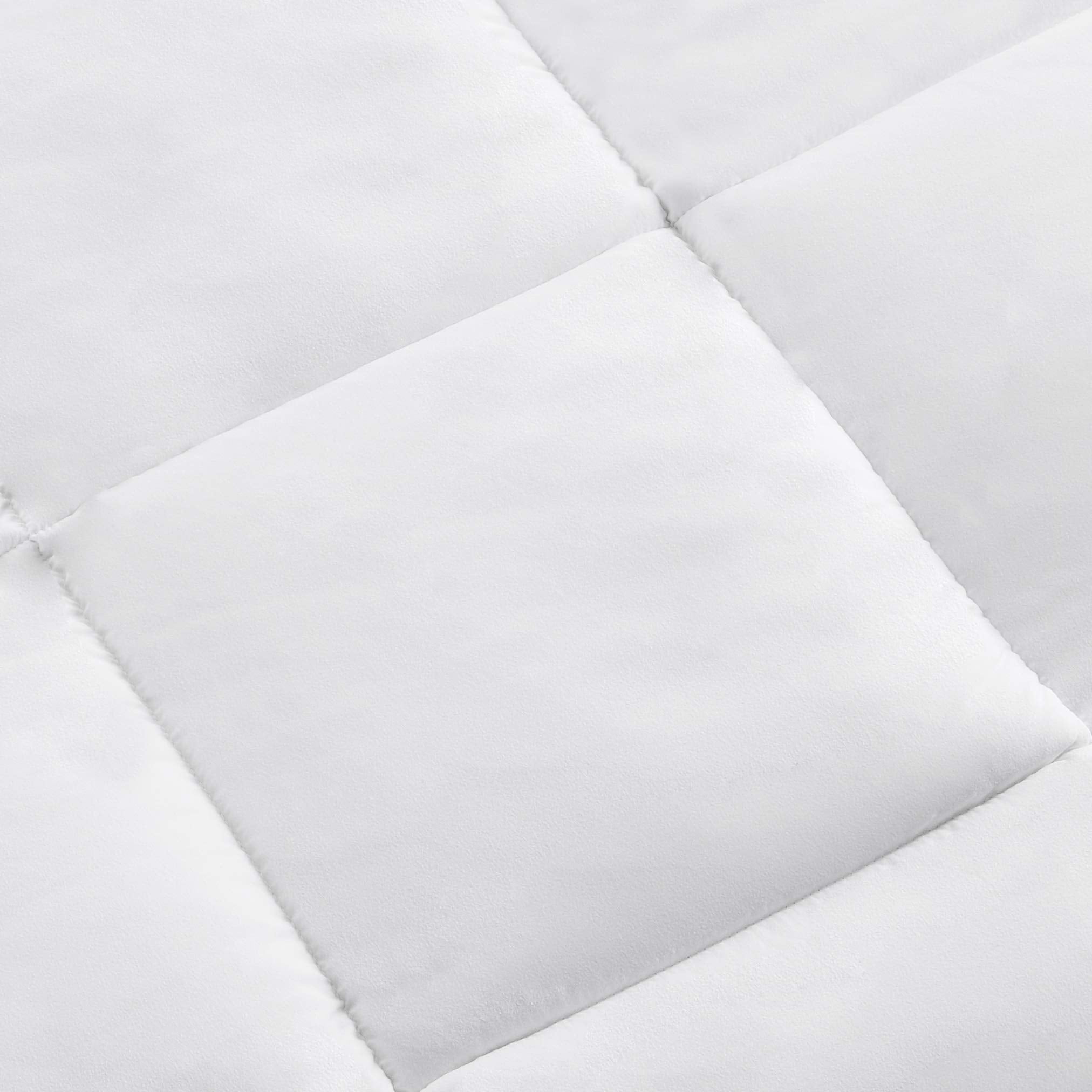 Amazon Basics couette déposée sur lit illustrant confort et style neutre