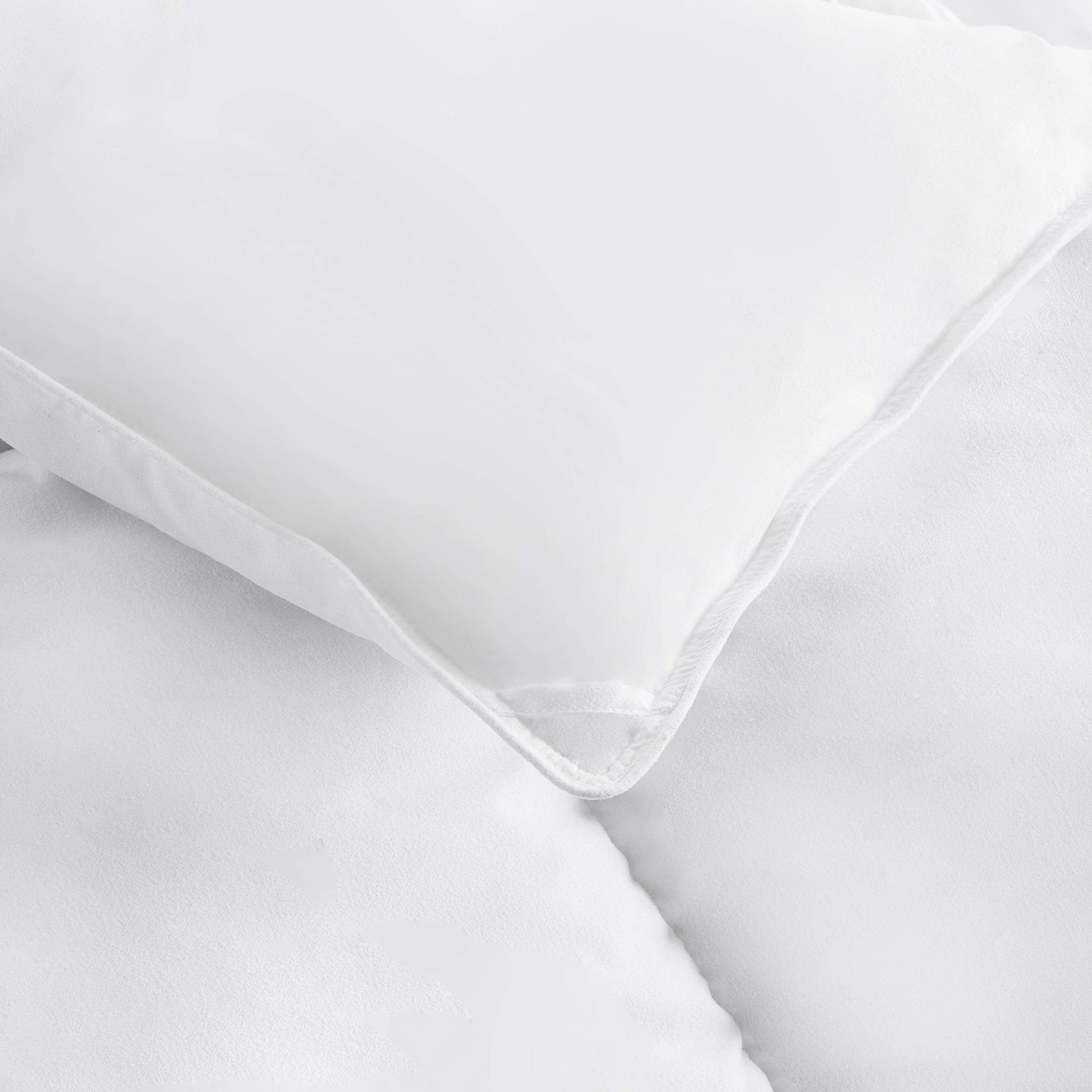 Amazon Basics détail des onglets d'angle pour fixer la housse facilement