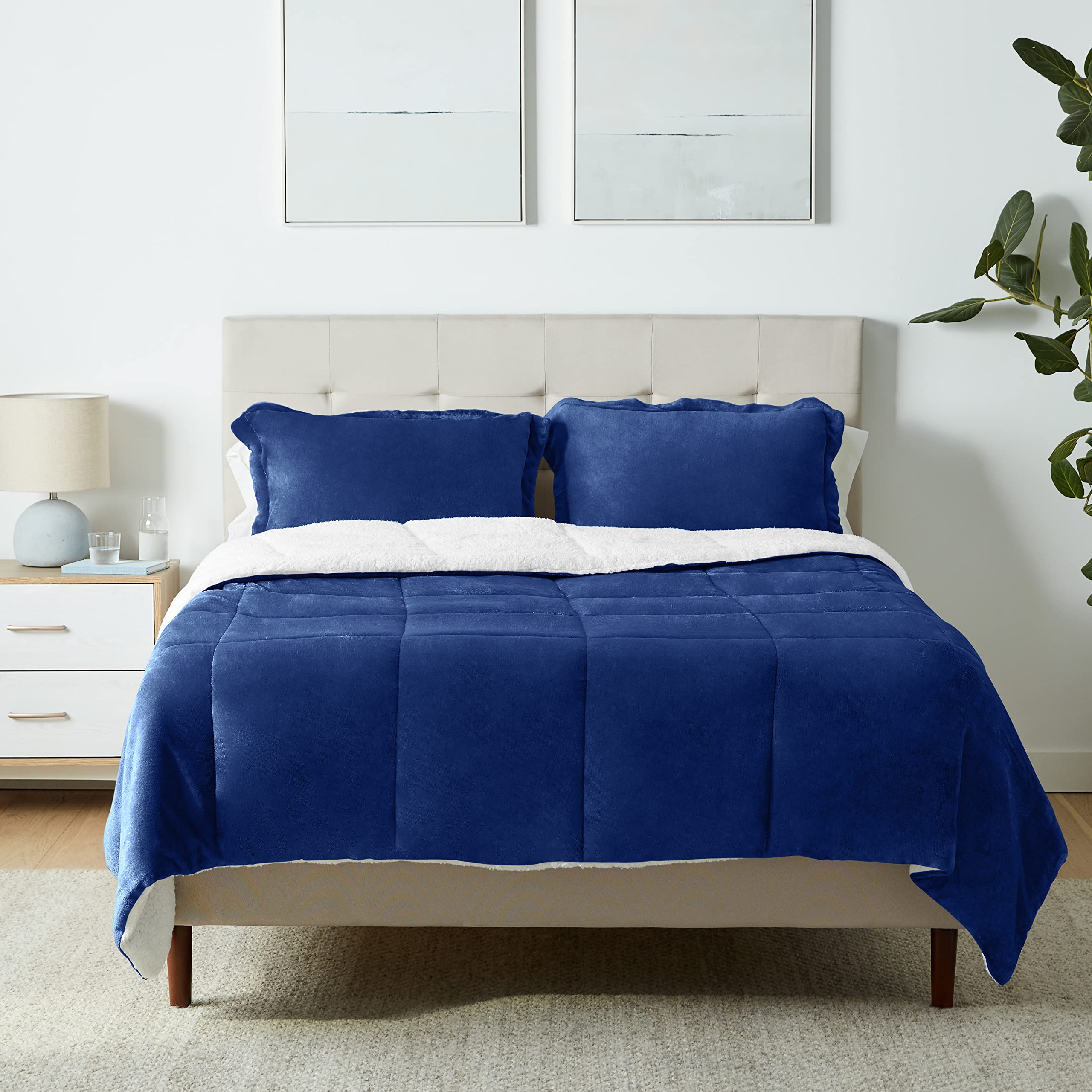 Amazon Basics couette face bleu marine montrant finition soyeuse et confort