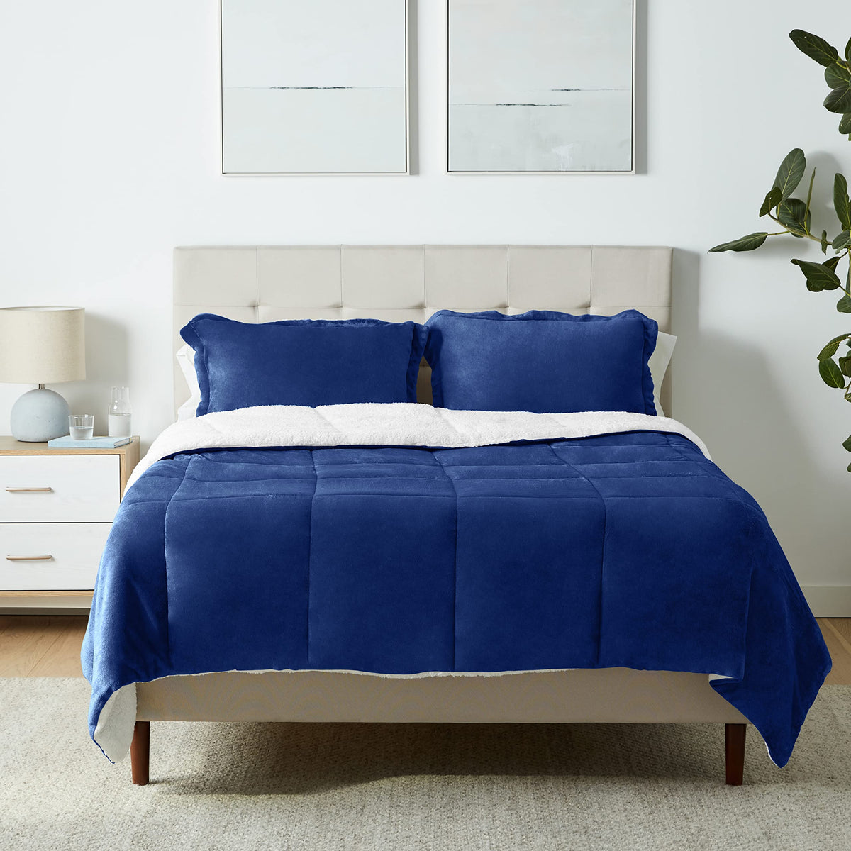 Amazon Basics couette face bleu marine montrant finition soyeuse et confort