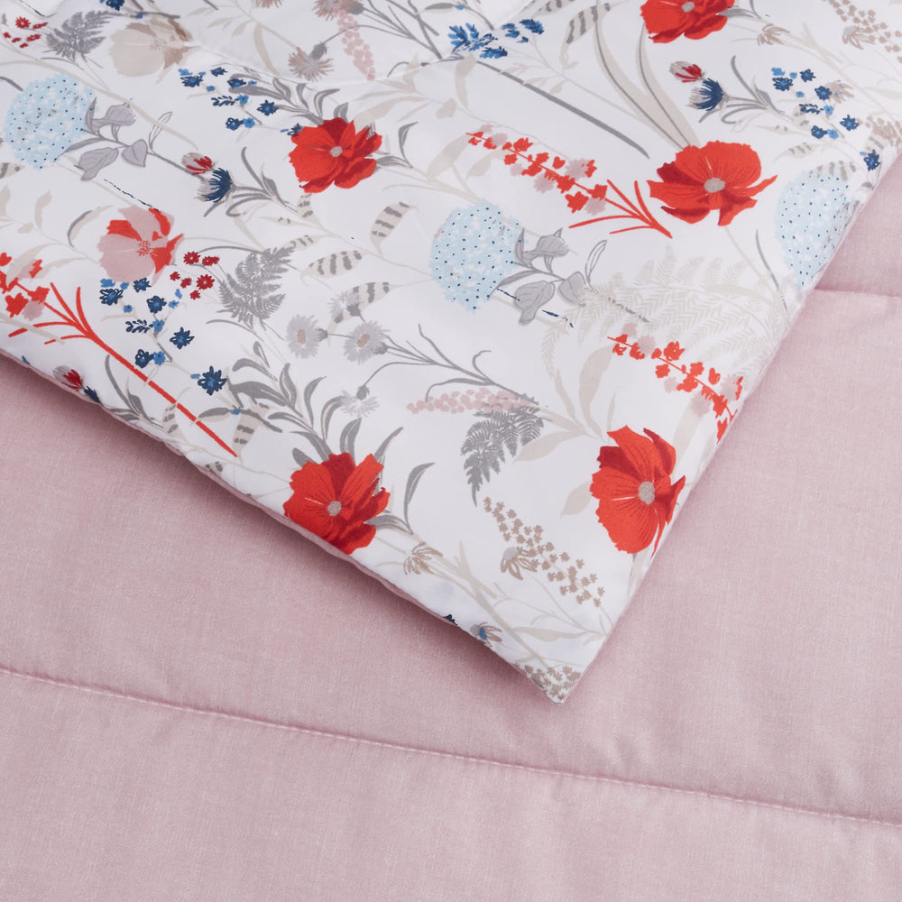 Amazon Basics couette réversible montrant deux motifs et praticité